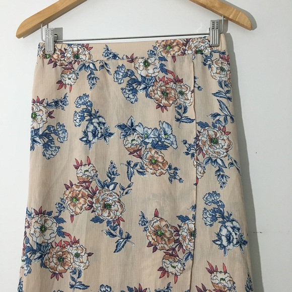 Sold🚫 En Creme Floral Hi-Low skirt - Picture 2 of 5